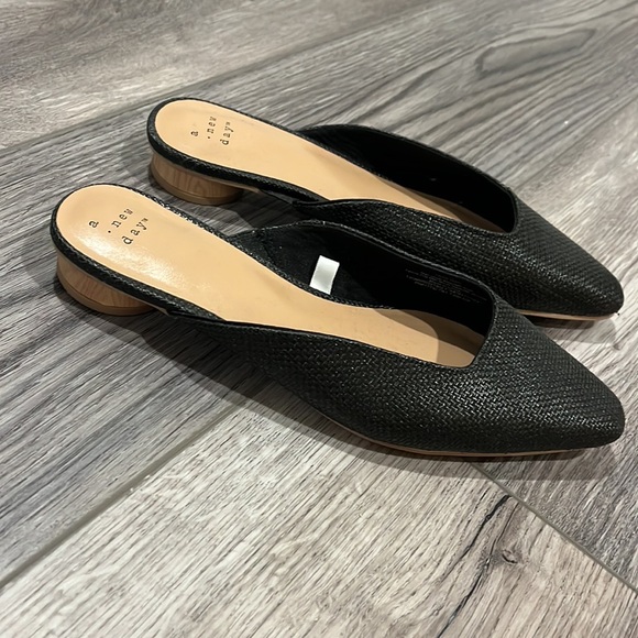 Size 7.5 a new day from target black and tan shoes worn once - Picture 4 of 5